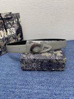 Cd30 腰带扣 35 毫米 编号: 4981Rvvar_H00N 这款腰带扣是二零二五春季男装系列新品 展示 Cd30 标志 灵感源自 B30 运动鞋 可与各