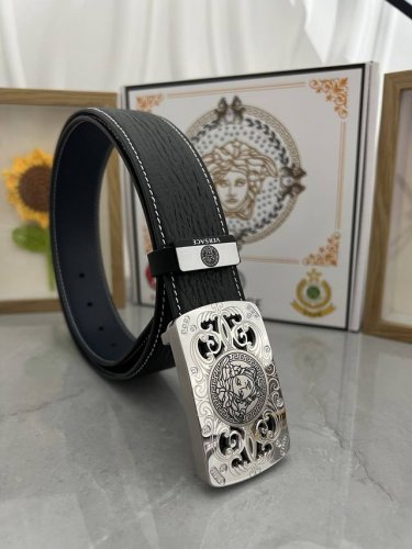 品名：Versace.范思哲 材质：原单牛皮腰带 百分百头层牛皮腰带保证真皮，24K纯钢扣，专柜原单品质、做工精细，时尚大牌，送人自用首选 包装： 请认准如图专