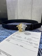 宽度4.0Cm Versace 范思哲 此款柔软的蜥蜴纹皮带饰有金、银双色3D美杜莎腰带扣，可搭配正装或休闲牛仔装。