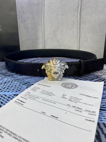 宽度4.0Cm Versace 范思哲 此款柔软的蜥蜴纹皮带饰有金、银双色3D美杜莎腰带扣，可搭配正装或休闲牛仔装。