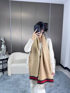 上新！ 年 Gucci非常正的围巾~面料大爱，软糯手感，非常柔软细腻舒服经典招牌Gg字母元素大气简约，超级好看的男神配色，任何男生都会喜欢的款吧，小小Logo非
