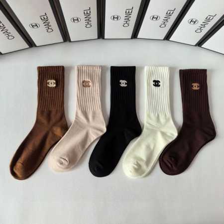 特 配专柜包装 Chanel 香奈儿 新款羊绒刺绣中长款堆堆袜袜子！一盒五双，专柜同步筒袜袜子，大牌出街，潮人必备超好搭 - 点击图像关闭