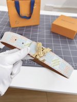 寬：40Mm 驢家新品 驢家出品 男士新品腰帶 皮帶面飾有迷彩格子紋圖案 搭配墨綠色小牛皮底 全新掛扣五金搭扣 雙面可用 以一當二