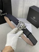 宽度4.0Cm Versace范思哲此款皮带由柔软皮革制成，饰有美杜莎搭扣、作为衣柜甄选单品，可为多种穿搭增添一份优雅。
