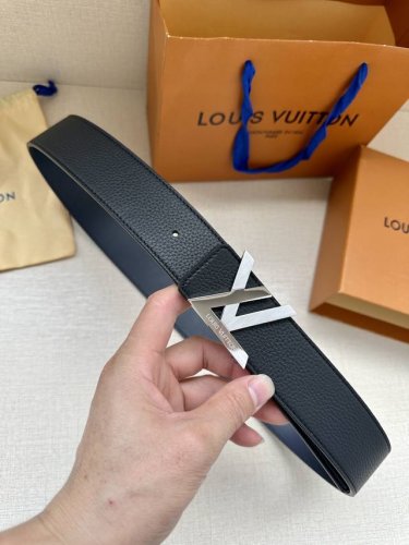 特 本款 Damier Lv 4.0宽 双面腰带做工精良，风格经典。深色牛皮革皮带与 Lv 字母搭扣优雅相称，与精心镂刻的英字母气质优雅，可双面使用，轻松搭配您
