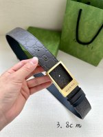 宽度3.8Cm Gucci 双面腰带，一侧为Gucci Signature皮革，反面一侧为单色皮革。配以长方形互扣式带扣。 黑色Gucci Signature皮