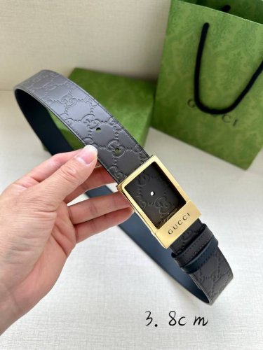 宽度3.8Cm Gucci 双面腰带，一侧为Gucci Signature皮革，反面一侧为单色皮革。配以长方形互扣式带扣。 黑色Gucci Signature皮