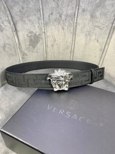 宽度：4.0Cm 范思哲 此款帆布回纹皮底 腰带饰有标志性的Versace美杜莎头像扣，彰显品牌格调。是一款精美的衣橱必备单品。
