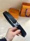 特 Lv 3.4宽 Shape 双面腰带为 Lv Shape 搭扣赋予摩登雾面观感，无论搭配异彩纷呈的 Lv Graffiti 帆布或沉稳牛皮革，均可表明个性态