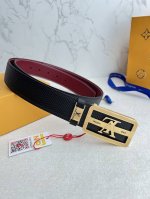 品名： Lv..路易..威登腰带皮带原单 型号：挂扣，经典纯钢材质镂空挂扣，头层牛皮，图片实物拍摄 材料：头层牛皮，挂扣系列，纯钢材质扣头，钯镀电镀工艺永不掉色