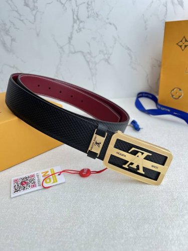 品名： Lv..路易..威登腰带皮带原单 型号：挂扣，经典纯钢材质镂空挂扣，头层牛皮，图片实物拍摄 材料：头层牛皮，挂扣系列，纯钢材质扣头，钯镀电镀工艺永不掉色