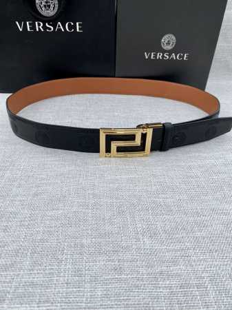 宽度3.5Cm Versace此款平纹小牛皮腰带饰有一枚几何形状的希腊回纹搭扣，可搭配正装或休闲装。 - 点击图像关闭
