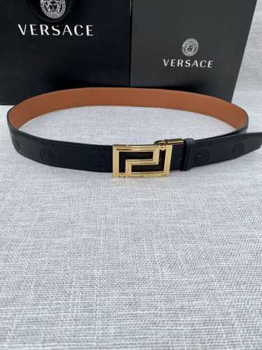 宽度3.5Cm Versace此款平纹小牛皮腰带饰有一枚几何形状的希腊回纹搭扣，可搭配正装或休闲装。