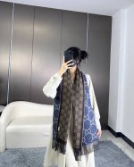 价优版本 。高版本 ！Gucci 双面Gg提花 流苏长巾真的超级好看啊~就喜欢这种Gg腔调！柔软提花羊毛围巾正反两面都采用Gg图案，灵动而又不失俏皮。价格P超级