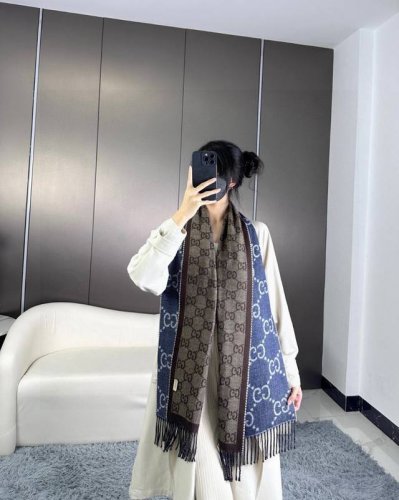 价优版本 。高版本 ！Gucci 双面Gg提花 流苏长巾真的超级好看啊~就喜欢这种Gg腔调！柔软提花羊毛围巾正反两面都采用Gg图案，灵动而又不失俏皮。价格P超级