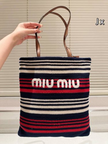 Size :小号32.40 Miumiu夏日限定沙滩包 草编系列新品 当然这个色彩是最吸引 蓝色杏色搭配 是夏天的颜色哦！