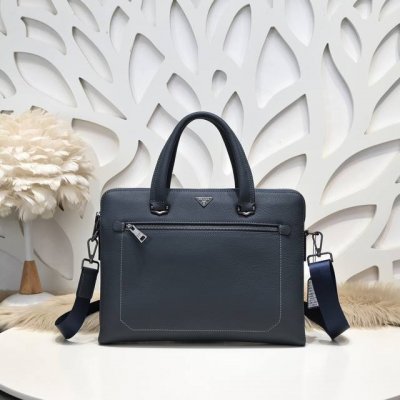 Prada-普拉达最新款男士公文包采用进口小牛皮制作 皮质柔软 手感超赞 高贵五金 尽显独特气质 低调又奢华 高端大气上档次 非常时尚 简约实用尺寸：38.28