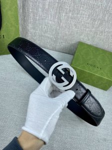 宽度4.0Cm 互扣式双g菱形施洛华镶钻精品钢扣腰带，采用热压印技术的gucci Signature皮革精制而成，触感厚实，印花图案清晰分明。