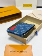 颜色 蓝尺寸 12X7X1.5实拍樱桃牛仔布“Pochette Cle 卡片钥匙包”采用石洗交织字母牛仔布制成，搭配鞣制皮革饰边和金色金属配件。它不仅可以用作钥