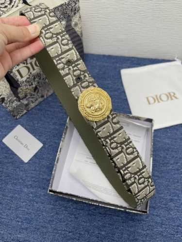迪奥550 3.5Cm。特 这款 Montaigne Avenue 腰带从同名手袋汲取灵感，采用黑色光滑 牛皮革精心制作，质感柔软，设计优雅，饰以富有光泽的新款