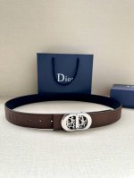 特 Dior 这款 35毫米双面腰带结合典雅气质与摩登风范。一面则采用迪奥灰粒面牛皮革，另一面则采用同色调压花 Cd Icon 标志。长度可调节，可搭配各式 3