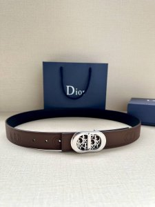 特 Dior 这款 35毫米双面腰带结合典雅气质与摩登风范。一面则采用迪奥灰粒面牛皮革，另一面则采用同色调压花 Cd Icon 标志。长度可调节，可搭配各式 3