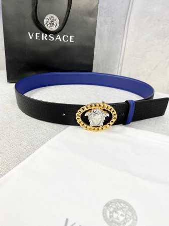 宽度4.0Cm V E R S A C E 范思哲 这款荔枝纹柔软头层皮饰带搭配一枚椭圆链条美杜莎带扣。本季标志性的Versace饰件点缀其上 - 点击图像关闭