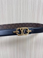 当季新款，腰带取材雍容牛皮革和 Monogram 帆布，便于随心切换两 式风尚。路易威登手写体标识化身为宽幅金属搭扣，于中央点亮视线 焦点，可为休闲和正式造型注