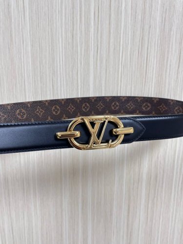 当季新款，腰带取材雍容牛皮革和 Monogram 帆布，便于随心切换两 式风尚。路易威登手写体标识化身为宽幅金属搭扣，于中央点亮视线 焦点，可为休闲和正式造型注