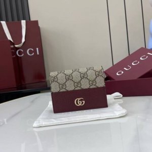 顶配版 源自70年代典藏设计的双G配件继续在Gg Marmont系列中绽放异彩。这款卡包采用米色和安可拉红色Gg Supreme帆布制作，饰以安可拉红皮革细节。