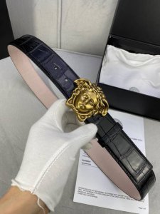 宽度4.0Cm 范思哲Versace标志：腰带扣上的3D美杜莎，赋予该款Palazzo腰带很高的辨识度。腰带采用饰有Mock Croc印花的柔软牛皮革制作。
