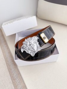 品名：Versace.范思哲原单腰带 皮带 型号：挂扣，经典人头纯钢材质扣头，头层牛皮，图片实物拍摄 材料：百分百头层牛皮，保证真皮。24K纯钢扣双面可用专柜同