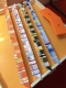 Phms2166 爱马仕Twilly 环行旋转 设计灵感源于“环行旋转”方巾图案。 额饰为装扮马匹额头的饰品，用花结或挂钩与水勒连接，其样式代表马匹的家族或族群