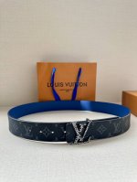 特 本款40毫米宽 Lv Initiales 双面腰带拼合经典 Monogram 帆布和素色皮革，搭配中央 Lv 字母搭扣，为路易威登爱好者提供多样造型选择。一