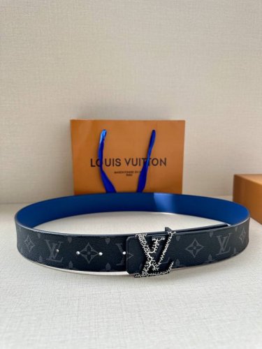 特 本款40毫米宽 Lv Initiales 双面腰带拼合经典 Monogram 帆布和素色皮革，搭配中央 Lv 字母搭扣，为路易威登爱好者提供多样造型选择。一