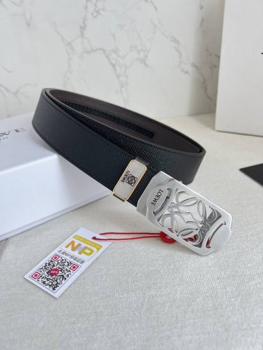 品名：罗意威.Loewe 腰带自动带 皮带 型号：纯钢材质亮面自动扣，自动带身，尾部外穿款 材料：百分百头层牛皮，保证真皮。24K纯钢扣，永不掉色专柜同等质量，