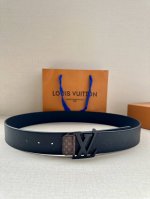 特 4.0宽 Lv Shadow 腰带拥有 Monogram Shadow 皮革的经典风尚和素面皮革的内敛格调，再为 Lv 新款扣头 以摩登笔触焕新男士衣橱