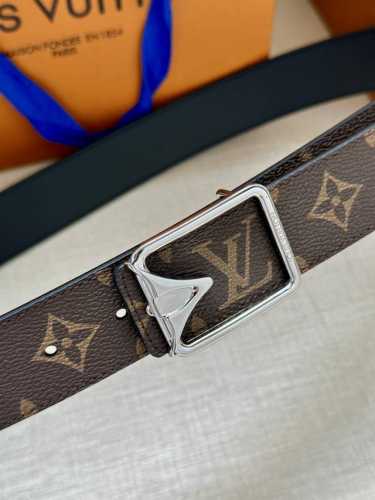 Lv Initiales3.4宽腰带取材 Monogram Eclipse 帆布和素净牛皮 为标志性 Lv 搭扣描绘摩登哑光质感 可令任意造型展露典雅意味 Mo
