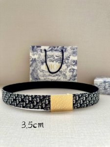 dior 这款 35 毫米双面腰带结合典雅气质与摩登风范。双面设计，一面采用Oblique 印花帆布，另一面则采用同色调粒面牛皮。长度可调节，可搭配各式 35