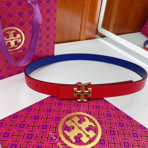 Tory Burch 托里.伯奇双面腰带，可滑动调节的标志性双 T Logo 黄铜搭扣，面层：牛皮革 底层：牛皮革 适于佩戴在腰部或臀部上。宽度2.5Cm，每一