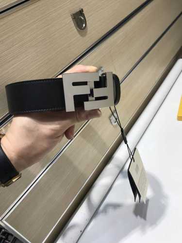 配送专柜包装 打孔针 特批 P210宽39Mm，原单进口双面头层牛皮，搭配原版钌钯电镀F扣，手感.油边近乎完美，原产皮料定制，质感无可挑剔，出众的细节，高清实拍
