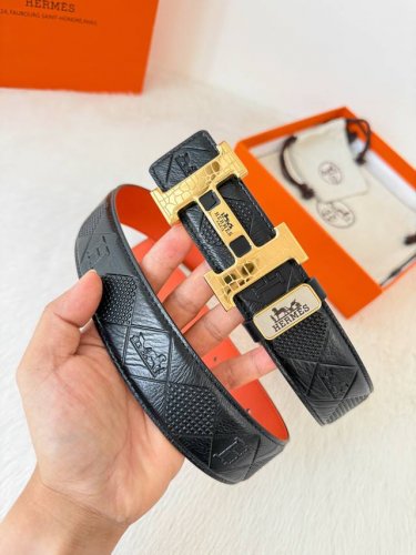 品名： 爱玛仕.Hermes腰带 皮带 原单 型号：挂扣，经典纯钢材质扣头，双面头层牛皮，图片实物拍摄 材料：双面头层牛皮，挂扣系列，纯钢材质扣头，镀钯电镀工艺