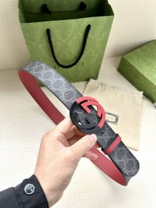 特 宽度4.0Cm Gucci 双面腰带，一侧为gg Supreme帆布，反面一侧为枣红色头层小牛皮。配以互扣式双g拼色扣采用真空电镀