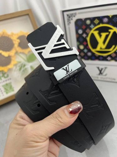 品名：Lv..路易..威登原单 材质：原单牛皮腰带 百分百头层牛皮腰带保证真皮，24K纯钢扣，专柜原单品质、做工精细，时尚大牌，送人自用首选 包装： 请认准如图