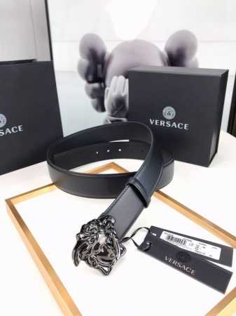 此款皮革腰带饰有标志性的Versace美杜莎头像搭扣，彰显品牌格调。是一款精美的衣橱必备单品。4.0Cm宽， - 点击图像关闭