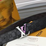 Lv Check 双面腰带以 Damier Infini 压纹皮革和深邃 Damier 帆布演绎两式风尚，再令 Marque L.Vuitton Déposée