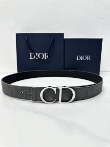 宽度3.5Cm Dior 这款 35 毫米双面腰带结合典雅气质与摩登风范。双面设计，一面采用深灰色 Oblique 印花面料，另一面采用同色调粒面牛皮革。可搭配