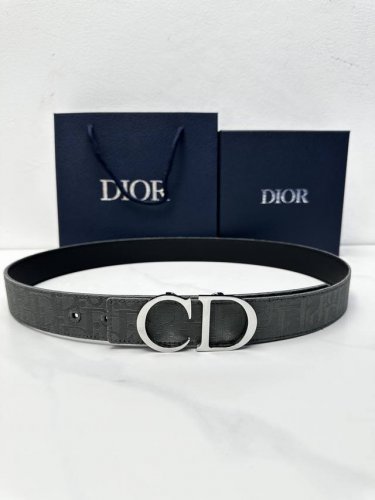宽度3.5Cm Dior 这款 35 毫米双面腰带结合典雅气质与摩登风范。双面设计，一面采用深灰色 Oblique 印花面料，另一面采用同色调粒面牛皮革。可搭配