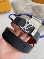 品名： Lv..路易..威登腰带皮带原单 型号：挂扣，经典纯钢材质花纹挂扣，头层牛皮，图片实物拍摄 材料：头层牛皮，挂扣系列，纯钢材质扣头，钯镀电镀工艺永不掉色