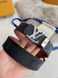 品名： Lv..路易..威登腰带皮带原单 型号：挂扣，经典纯钢材质花纹挂扣，头层牛皮，图片实物拍摄 材料：头层牛皮，挂扣系列，纯钢材质扣头，钯镀电镀工艺永不掉色